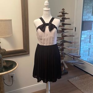 Black and white pleated Dress with bow